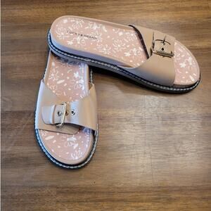 Lucky Brand Women’s Anelia Buckle Sandal, Flat, Dusty Sand, Size 9.5